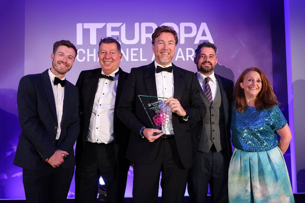Exclaimer-personeel ontvangt IT Europa-prijs op het podium