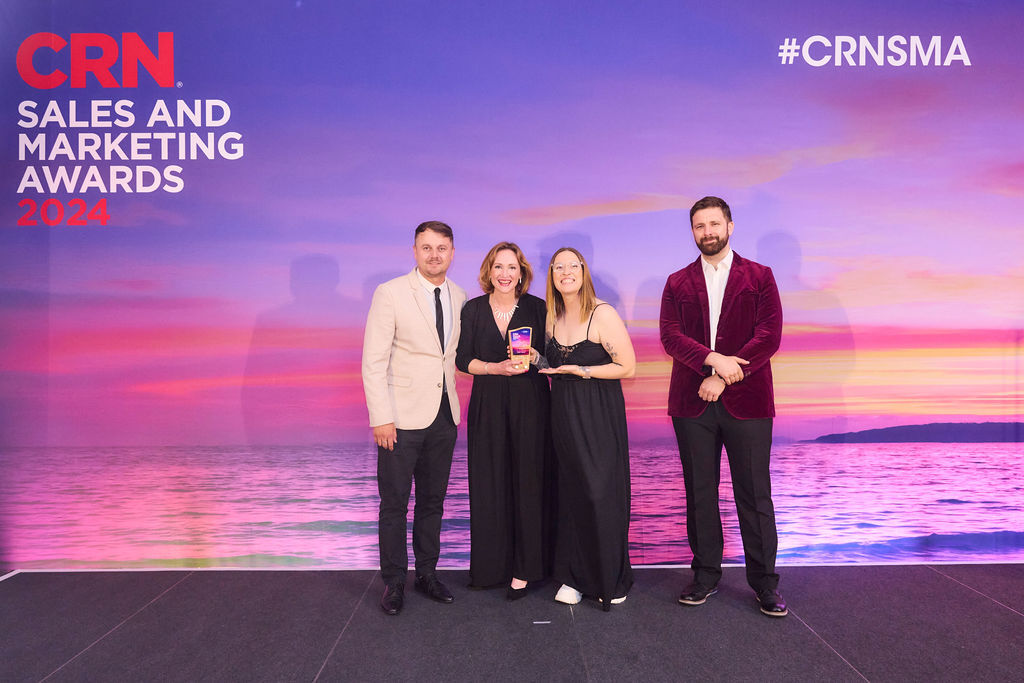 Exclaimer-personeel ontvangt CRN-prijs op het podium