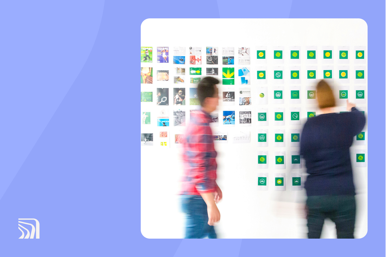 Image d'employés de bureau planifiant avec des notes Post-it sur le mur.