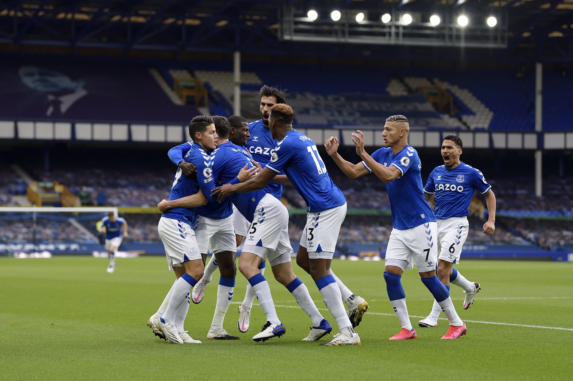 Everton FC players celebrating a goal